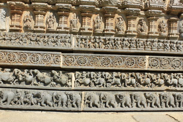 stone carvings on the shrine wall at chennakesava temple, hoysala architecture, somanthpur, karnataka, india. - somnathpur imagens e fotografias de stock