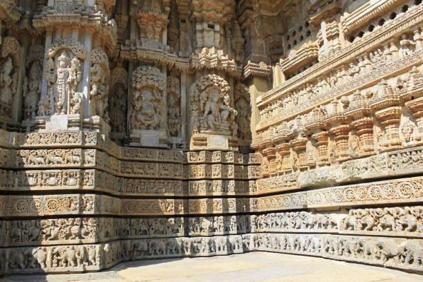 luce e ombra sulle sculture in pietra dettagliate decorate sulla parete del santuario. tempio di chennakesava, architettura hoysala, somanathpur, karnataka, india - somnathpur foto e immagini stock