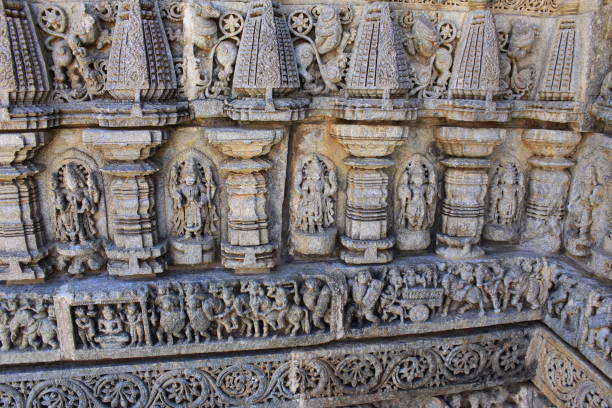 돌 조각, 신의 가까이, 조각은 왕실 가족의 구성원을 포함하여 그 시대의 풍요로움의 묘사를 포함한다. 첸나케사바 사원, 호이살라 건축, 소만스푸르, 카르나타카, 인도. - somnathpur 뉴스 사진 이미지