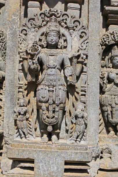 primo piano di sculture dettagliate in pietra sulla parete del santuario danneggiata dall'esercito di muhammad tughlaq"u2019s al tempio di chennakesava, architettura hoysala, somanathpur, karnataka, india - somnathpur foto e immagini stock