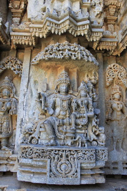 This stone sculpture on the north shows Vishnu seated in lalitasana with Lakshmi on his lap, on the shrine wall damaged by Muhammad Tughlaq esta escultura de piedra en el norte muestra vishnu sentado en lalitasana con lakshmi en su regazo, en la pared del santuario dañada por el ejército muhammad tughlaq
