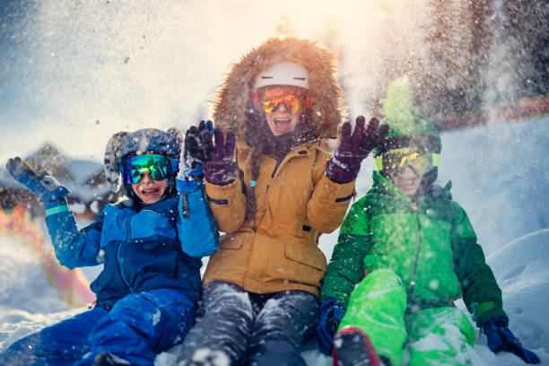 miúdos que apreciam férias do inverno - skiing snow skiing helmet fun - fotografias e filmes do acervo