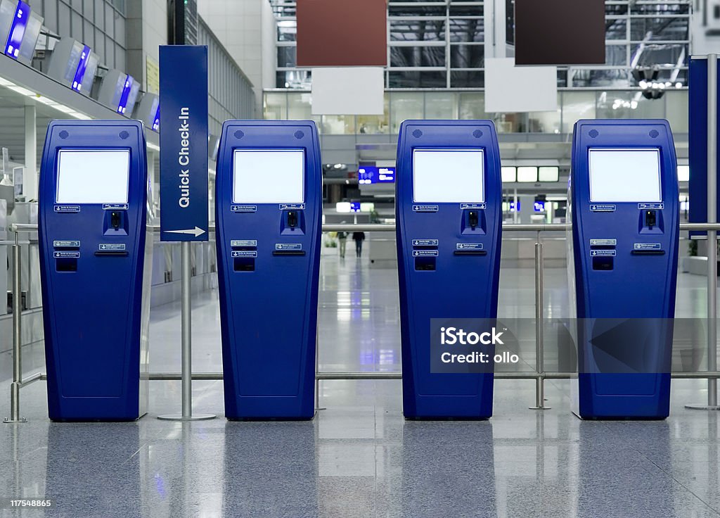 Curta os balcões de Check-In no aeroporto - Foto de stock de Check-in Automático royalty-free