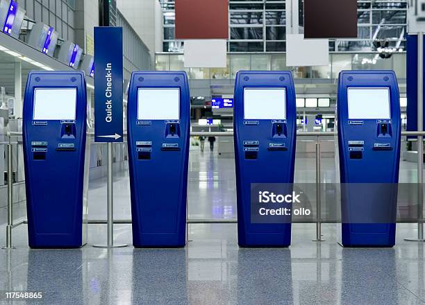 Foto de Curta Os Balcões De Checkin No Aeroporto e mais fotos de stock de Check-in Automático - Check-in Automático, Aeroporto, Balcão de check-in do aeroporto