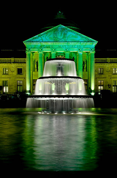 Illuminated fountain and Kurhaus Wiesbaden  kurhaus casino stock pictures, royalty-free photos & images