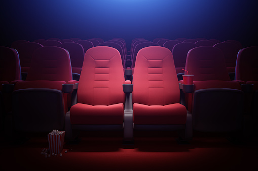 Interior de cine vacío con asientos rojos photo