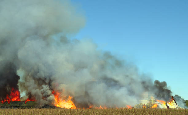 fumaça fogo fundo celeiro chama calor perigo destruição desastre - unfortunately - fotografias e filmes do acervo