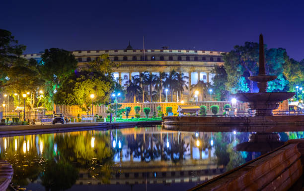 piękny widok na indian parliament house (sansad bhavan) w nocy, new delhi, indie. - houses of parliament zdjęcia i obrazy z banku zdjęć