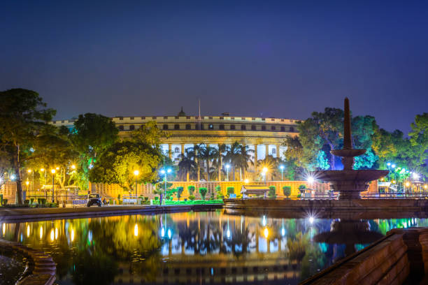 piękny widok na indian parliament house (sansad bhavan) w nocy, new delhi, indie. - houses of parliament zdjęcia i obrazy z banku zdjęć