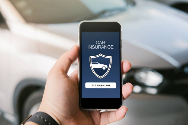 мужская рука держа смартфон с концепцией страхования автомобиля. - car insurance фотографии стоковые фото и изображения