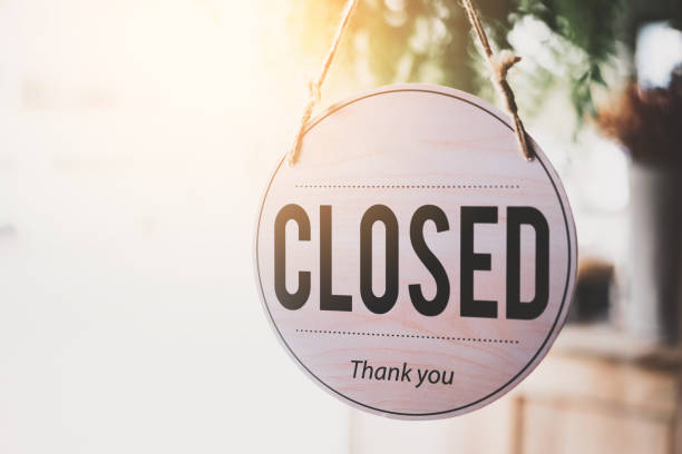 istock Closed sign hanging front of cafe mirror door. 1175512009