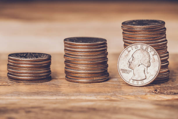 o close up de três quartos americanos empilha com uma moeda no lado da face que está de encontro à pilha a mais elevada. livre comércio, economia, liberalismo, conceitos do capitalismo. - stack quarter coin us coin - fotografias e filmes do acervo