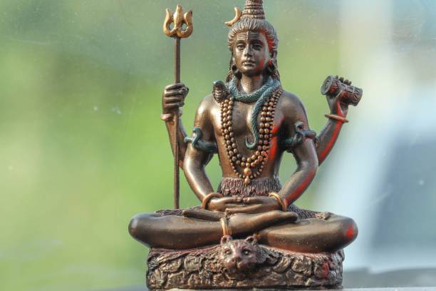 lord shiva statue with blur background - shiva posture imagens e fotografias de stock