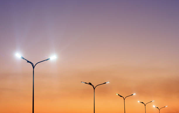 paysage urbain avec les lumières minimales modernes et le ciel vibrant - éclairage public photos et images de collection