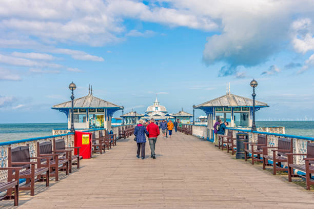 el muelle de llandudno. - outdoors store beach bench fotografías e imágenes de stock