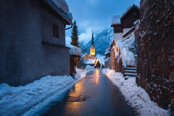 manhã em hallstatt - mountain austria street footpath - fotografias e filmes do acervo