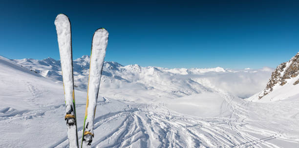 ski à val thorens - val thorens white snow winter photos et images de collection