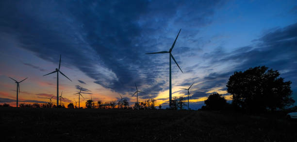 tramonto colorato con generatori di vento - foto stock