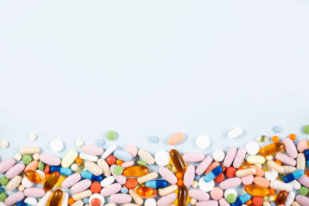 パステルライトブルーの薬の背景 - fish oil pill healthy lifestyle protection ストックフォトと画像