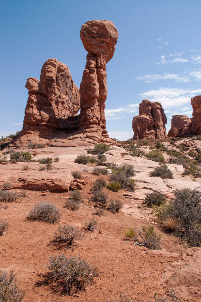 arches np - travel famous place balanced rock beauty in nature fotografías e imágenes de stock