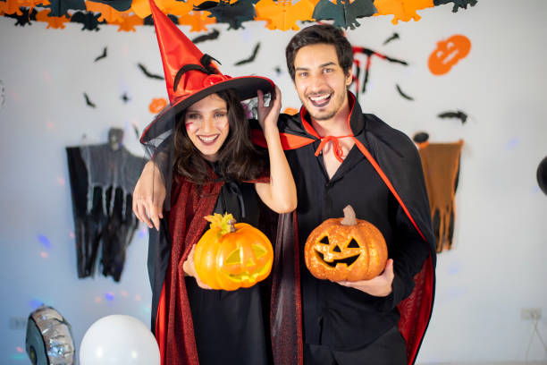Feliz Pareja De Amor En Trajes Y Maquillaje En Una Celebración De Halloween  Foto de stock y más banco de imágenes de Halloween - iStock