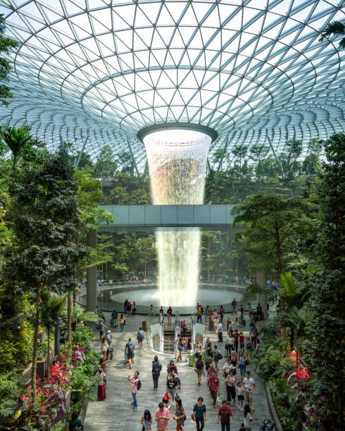 il terminal jewel all'aeroporto di changi, con la cascata coperta del vortice di pioggia, singapore - editorial asia singapore tourist foto e immagini stock