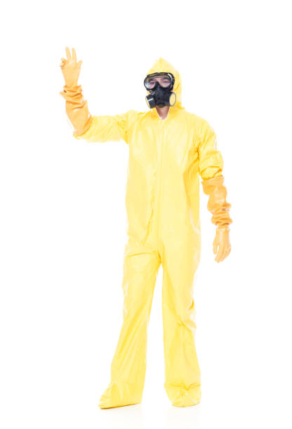 Full length / one person of 20-29 years old adult handsome people / slim caucasian male / young men in front of white background wearing protective workwear / gas mask / mask - disguise / radiation protection suit / protective suit / radioactive contamination longitud completa / una persona de 20-29 años de edad adulto guapo personas / hombre caucásico delgado / hombres jóvenes delante de fondo blanco usando ropa de trabajo protectora / máscara de gas / máscara - disfraz / traje de protección contra la ra