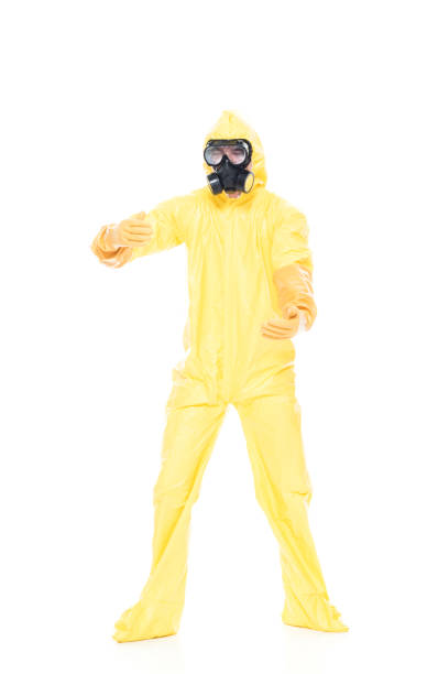Full length / one person of 20-29 years old adult handsome people / slim caucasian male / young men in front of white background wearing protective workwear / gas mask / mask - disguise / radiation protection suit / protective suit who is imagination who is picking up / radioactive contamination longitud completa / una persona de 20-29 años de edad adulto guapo personas / hombre caucásico delgado / hombres jóvenes delante de fondo blanco usando ropa de trabajo protectora / máscara de gas / máscara - disfraz / traje de protección contra la ra