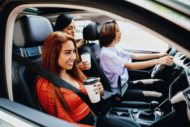 latin generation z mujeres conduciendo coche e ir de viaje por carretera - car pooling fotografías e imágenes de stock