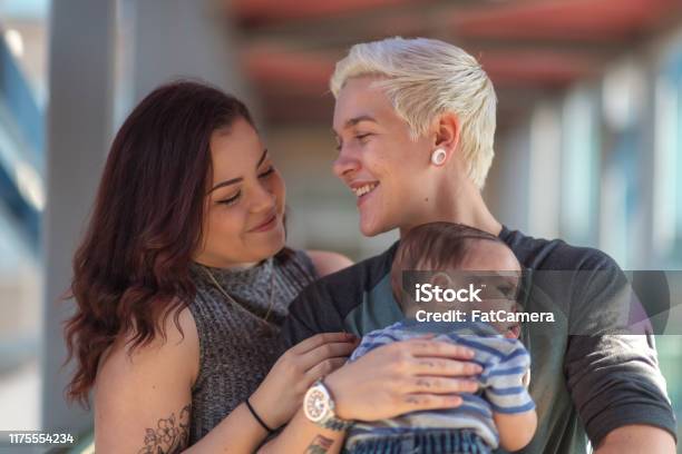 Jonge Lgbtfamilie Tijd Samen Doorbrengen Stockfoto en meer beelden van Transgender - Transgender, Familie, Twee ouders