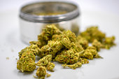 nuggets-von-trockenen-marihuana-knospen-mit-schleifmaschine.jpg?b=1&s=170x170&k=20&c=DyVwiXp06hZaaOBC2dvB4EMs8zmWFWGswg-4j6X4qI0=