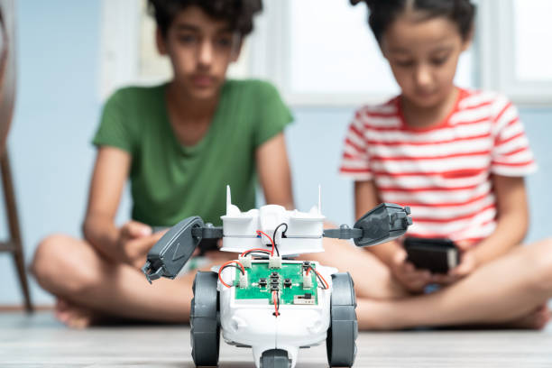 istock Brother And Sister Playing With Robotics 1175557411