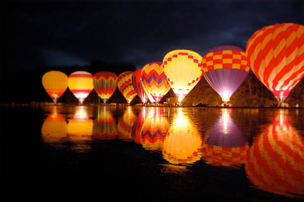 aria calda palloncini - inflating balloon blowing air foto e immagini stock