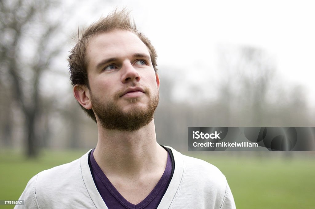 Porträt von Nachdenklicher junger Mann, Blick auf den Himmel - Lizenzfrei Blick nach oben Stock-Foto