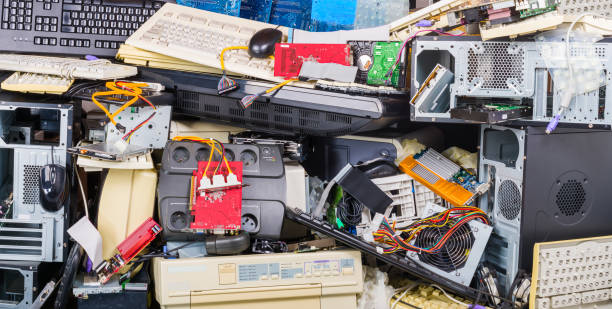 Electronic waste heap from used discarded computer parts and cases. Refuse sorting and disposal Obsolete PC hardware components such as printers, chassis, keyboards and mice. Environmental contamination problem. E-waste separation and recycling e waste photos stock pictures, royalty-free photos & images
