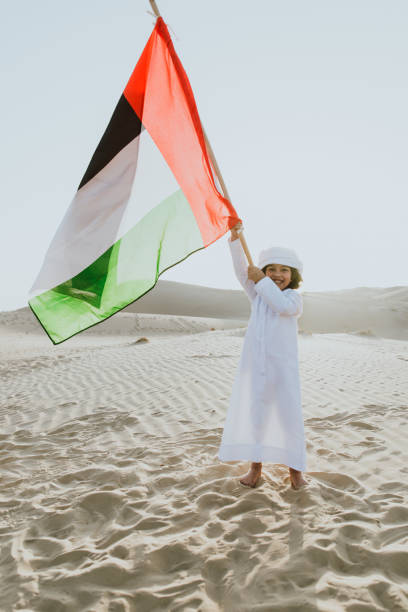 glückliche familie, die einen wunderbaren tag in der wüste mit einem picknick verbringt - liwa desert stock-fotos und bilder