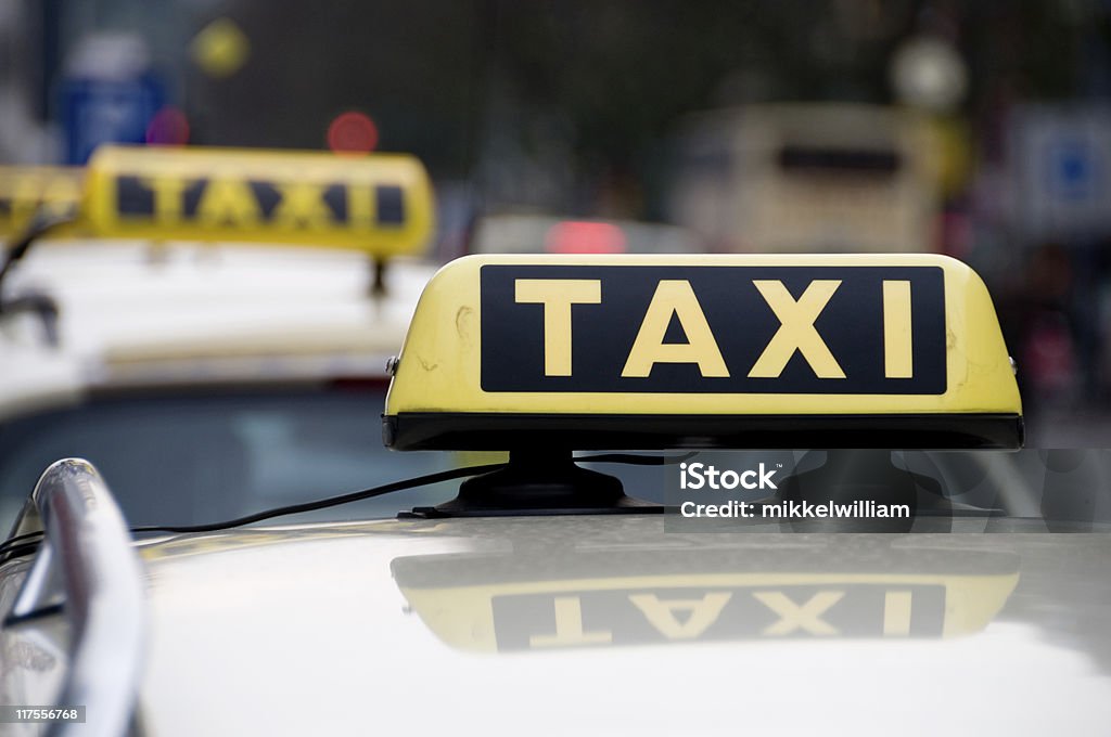Enseigne de Taxi en voiture dans la ville - Photo de Attendre libre de droits