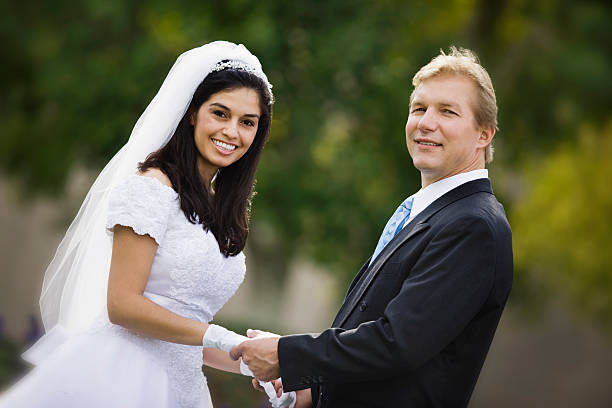 미소 신부 및 신랑 - glove formal glove white wedding 뉴스 사진 이미지