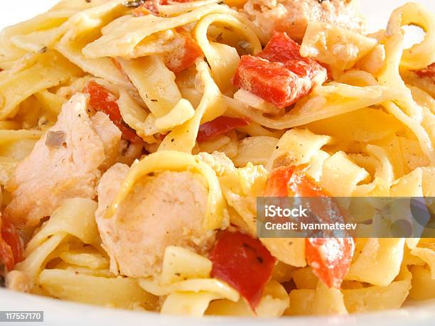 Pasta Colección De Tagliatelle Con Salmón Y Pimientos Foto de stock y más banco de imágenes de Alimento