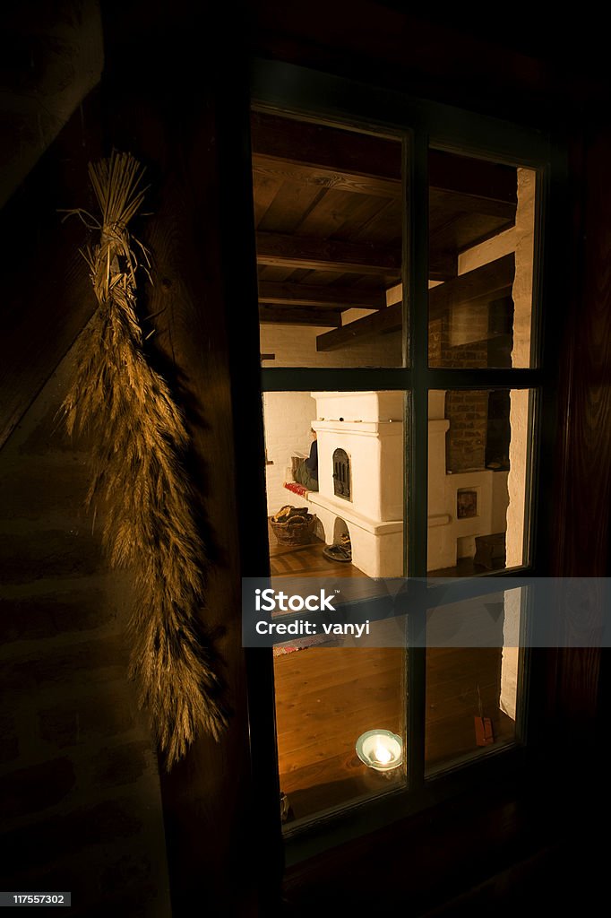 Sehr alter Kamin durch ein Fenster mit Weizen-sheaf und Tee-light - Lizenzfrei Alt Stock-Foto