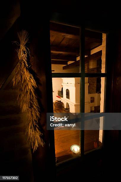 Sehr Alter Kamin Durch Ein Fenster Mit Weizensheaf Und Teelight Stockfoto und mehr Bilder von Alt