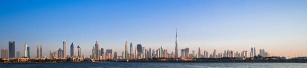 빛의 도시 위에 일몰 - dubai skyline panoramic united arab emirates 뉴스 사진 이미지