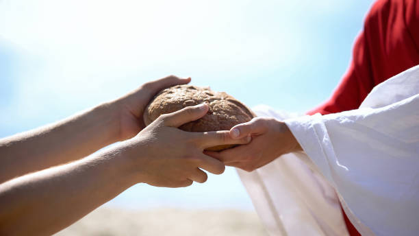 manos de jesús dando pan a un pobre hombre, historia bíblica para alimentar hambriento, caridad - generosidad fotografías e imágenes de stock