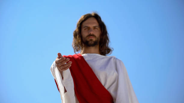 иисус протягивает руку к камере, прощая грешников, помогая руку и милосердие - resurrection blessing human hand praying стоковые фото и изображен�ия