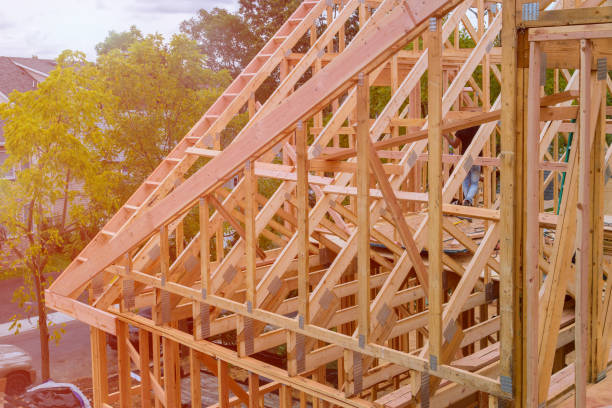 panorama de edificio de condominio con casa de madera en construcción con enmarcado de madera, cercha, viga, viga de cerca - home addition attic timber roof beam fotografías e imágenes de stock