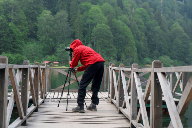 czerwony płaszcz przeciwdeszczowy człowiek - behind photographer men mountain climbing zdjęcia i obrazy z banku zdjęć