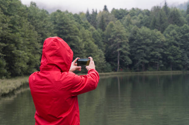 czerwony płaszcz przeciwdeszczowy człowiek - behind photographer men mountain climbing zdjęcia i obrazy z banku zdjęć