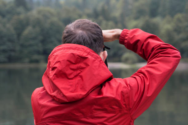 czerwony płaszcz przeciwdeszczowy człowiek - behind photographer men mountain climbing zdjęcia i obrazy z banku zdjęć