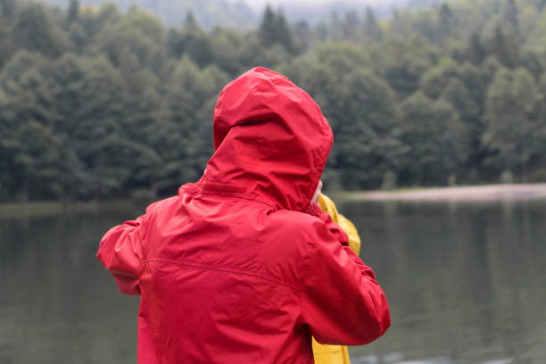 czerwony płaszcz przeciwdeszczowy człowiek - behind photographer men mountain climbing zdjęcia i obrazy z banku zdjęć