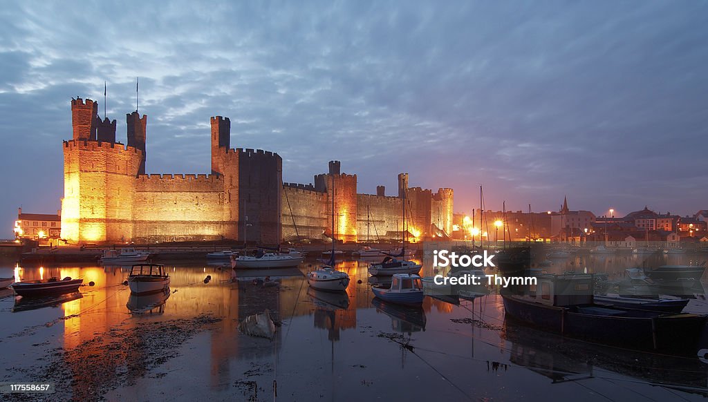Castillo de Caernarfon/Carnarvon - Foto de stock de Caernarfon libre de derechos